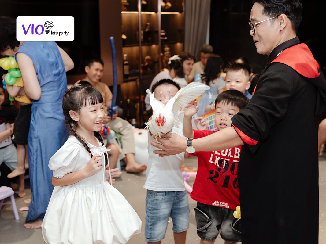 Chú hề ảo thuật VioParty đang biến ra chim bồ câu trong tiệc sinh nhật 5 tuổi của bé Đậu Đậu tổ chức tại nhà