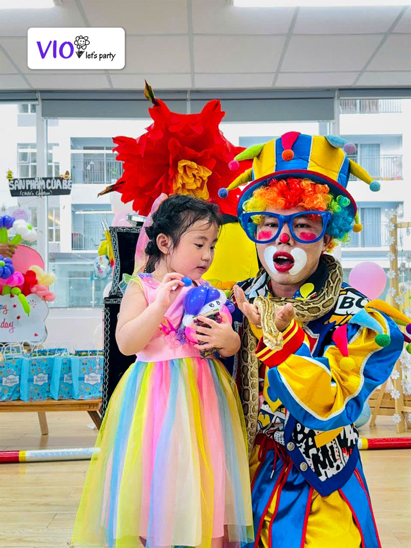 Chú hề ảo thuật VioParty biểu diễn tại tiệc sinh nhật