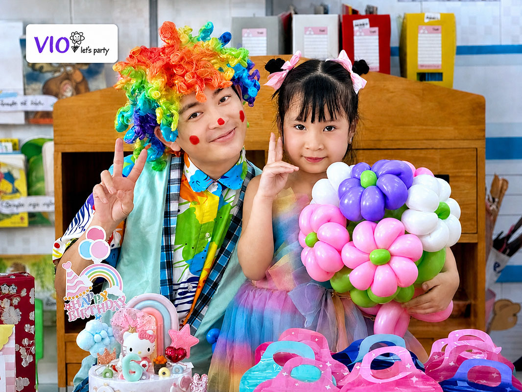 Chú hề bong bóng VioParty đang biểu diễn tại trường mầm non