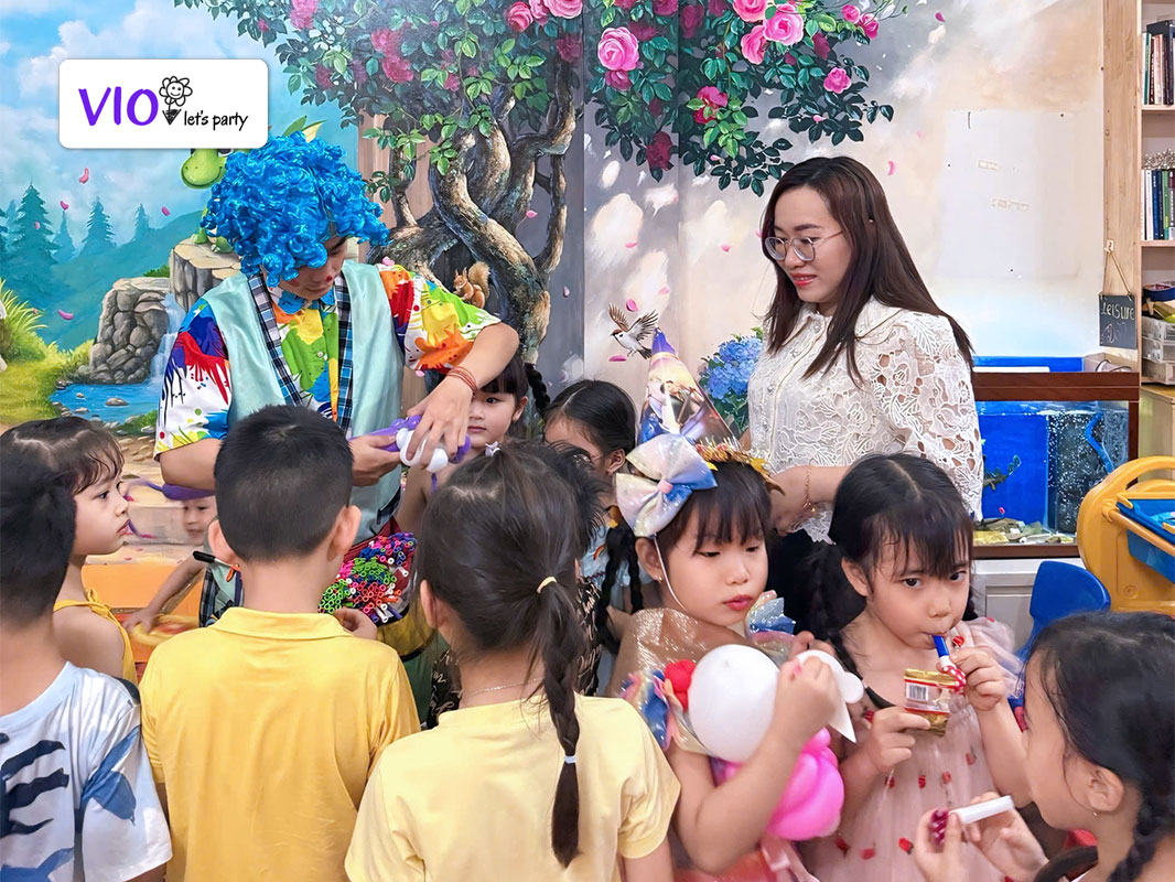 Chú hề bong bóng VioParty tại tiệc sinh nhật