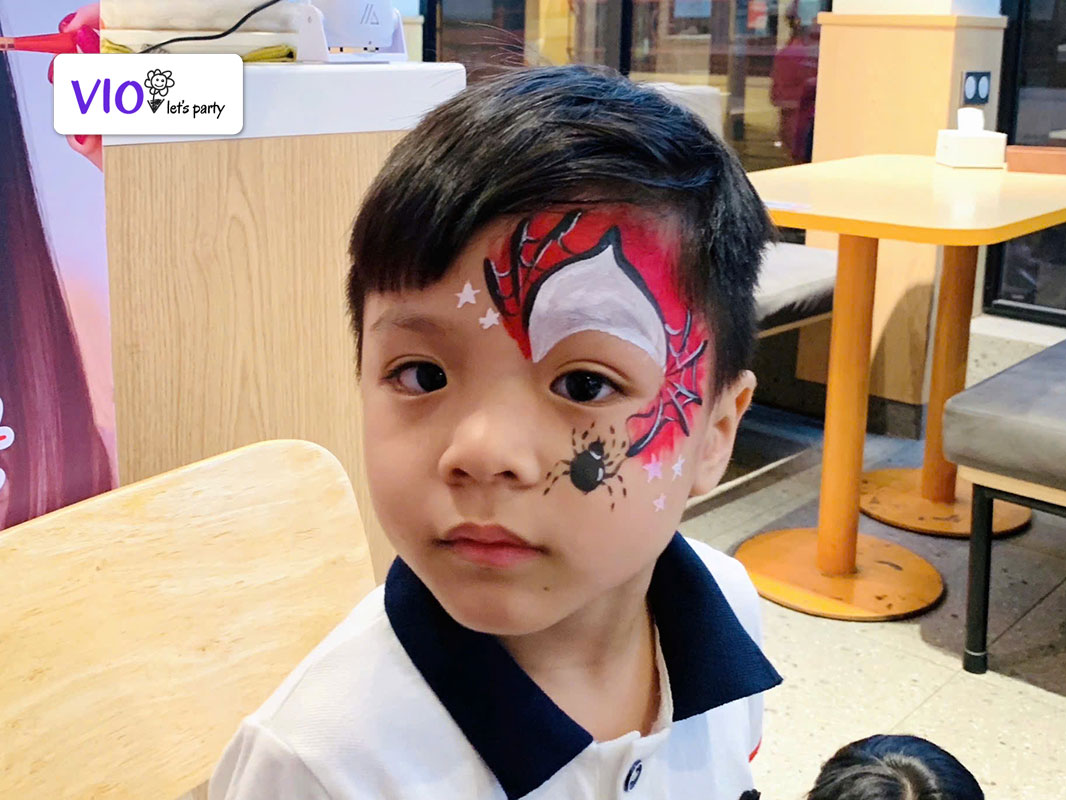 vẽ mặt nghệ thuật-face painting cho bé trong ngày sinh nhật