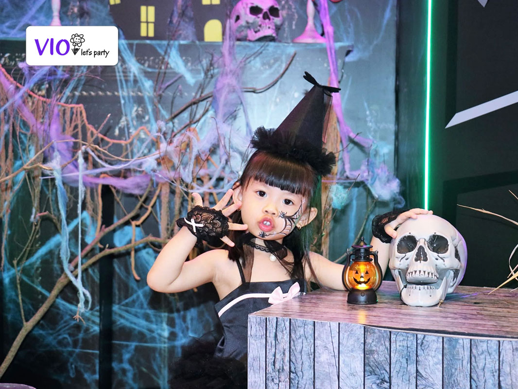 vẽ mặt nghệ thuật-face painting cho bé trong lễ hội halloween