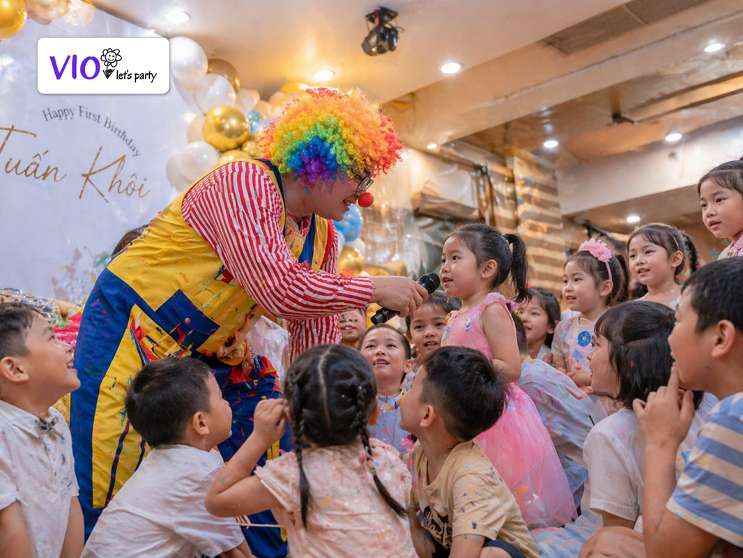 Chú hề hoạt náo VioParty đang tổ chức tiệc tại nhà hàng khách sạn