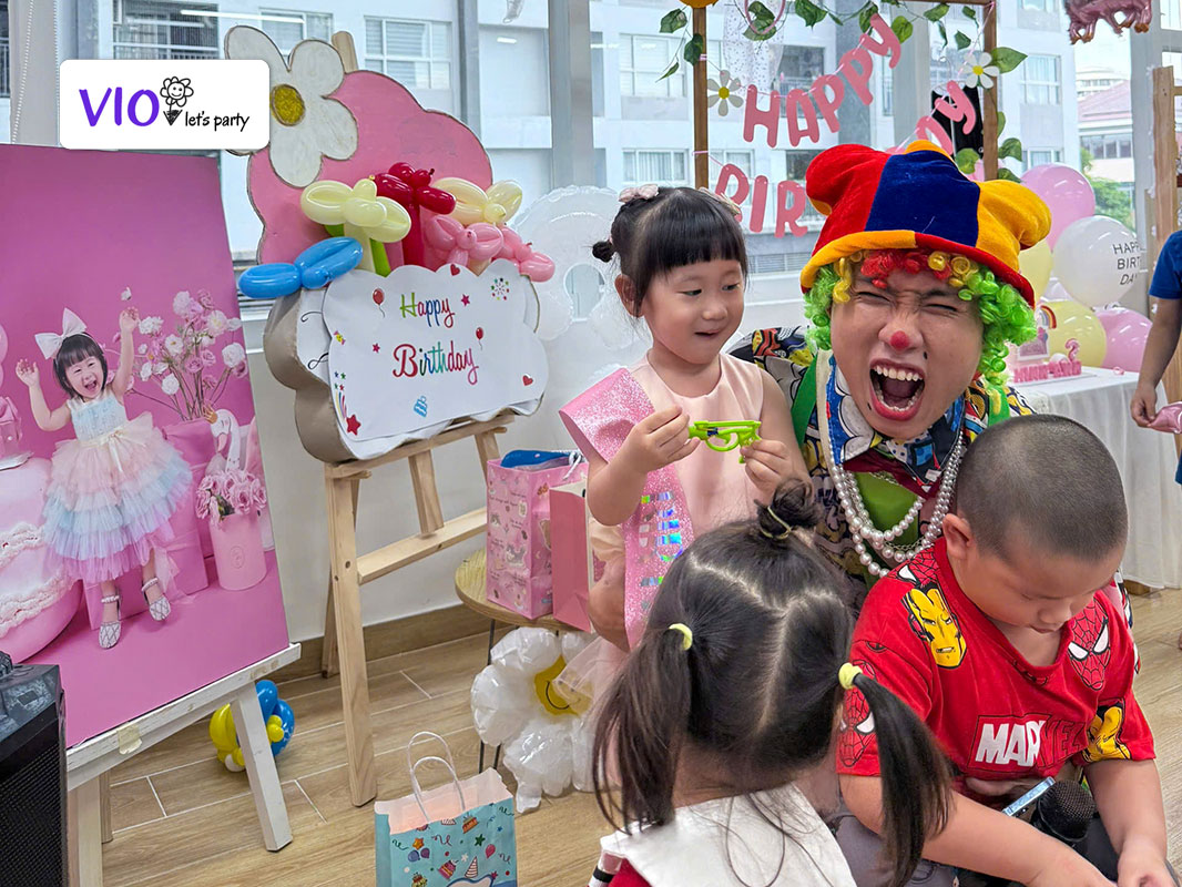 MC hoạt náo VioParty dẫn chương trình tiệc sinh nhật