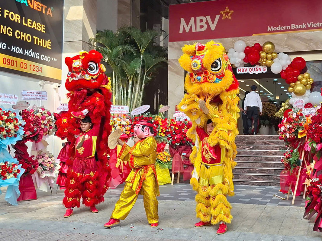 Đội múa lân biểu diễn tại lễ khai trương chi nhánh ngân hàng
