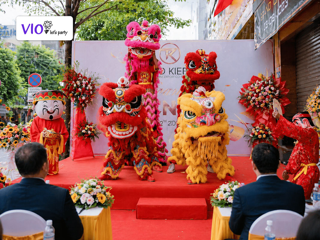Đội múa lân chuyên nghiệp VioParty biểu diễn rộn ràng