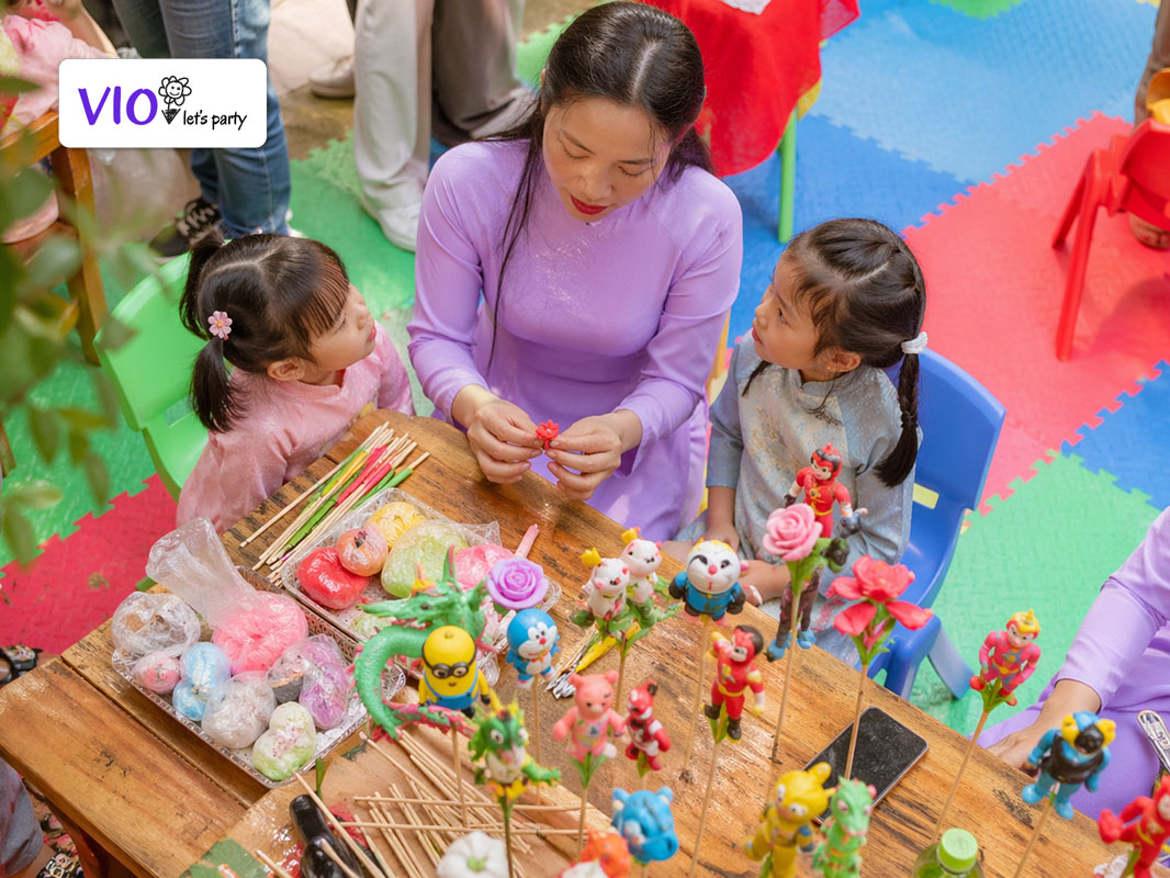 Nghệ nhân Tò he VioParty đang hướng dẫn các bé làm Tò he tại trường mầm non trước khi nghỉ Tết